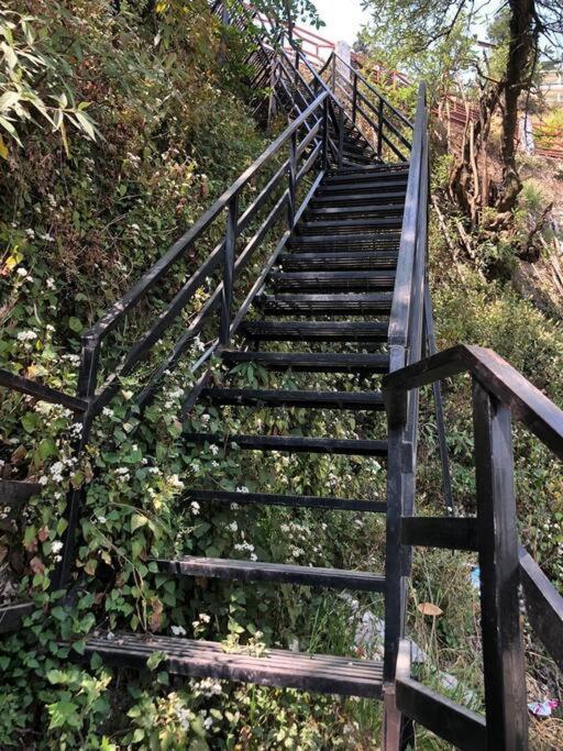 100 Stairs Homestay *